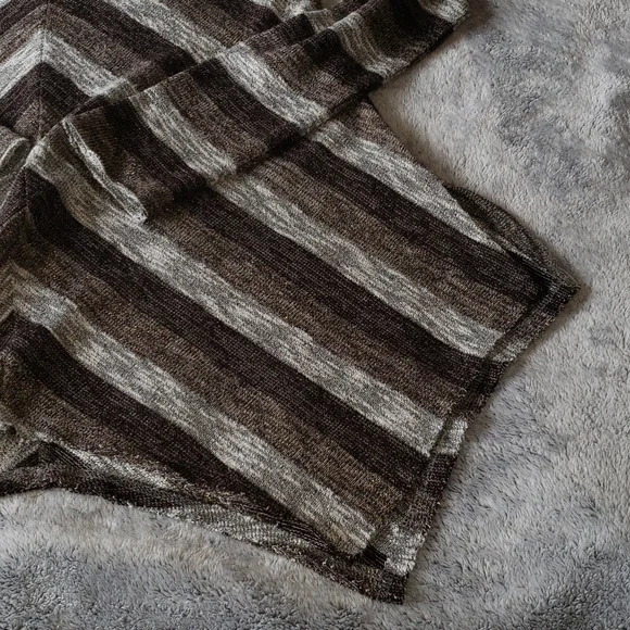 Knox Rose V Neck Sharkbite Hem Pullover Gray Brown Gold Stripe Sweater Small - Picture 7 of 8